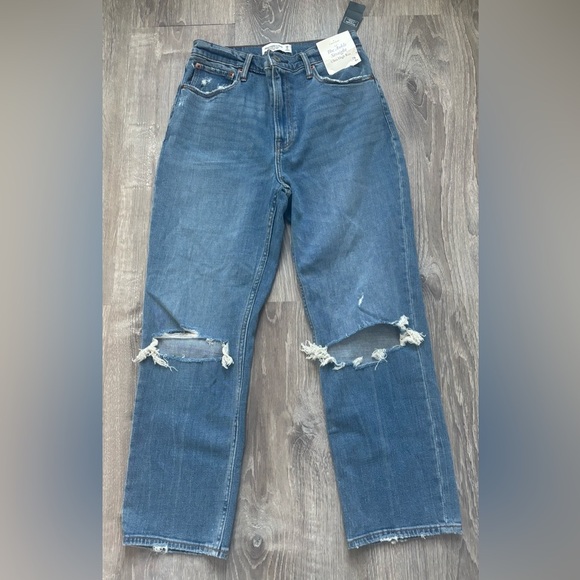 NWT Abercrombie Women’s Jeans size 28/6R - Picture 1 of 3